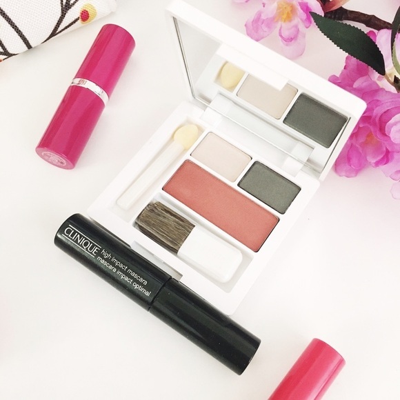 A bundle of Clinique Makeup with makeup Bags - Picture 3 of 3